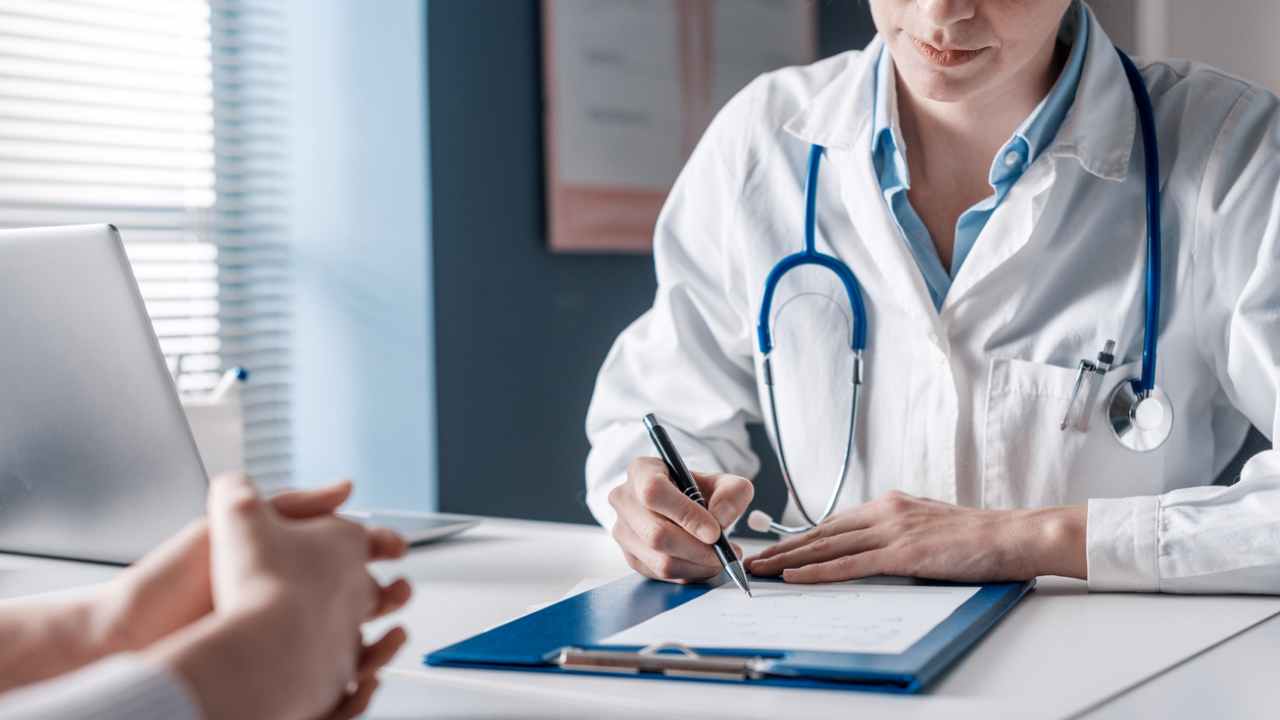 medico-che-scrive-1